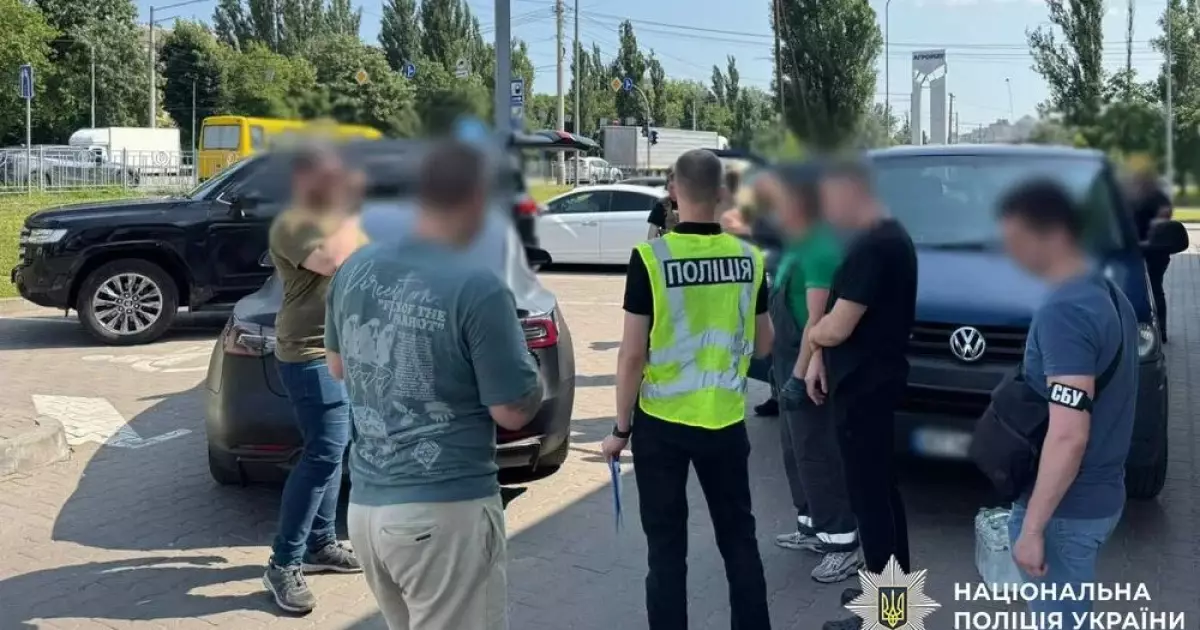 У Києві затримали ділків, які переправляли призовників через кордон
