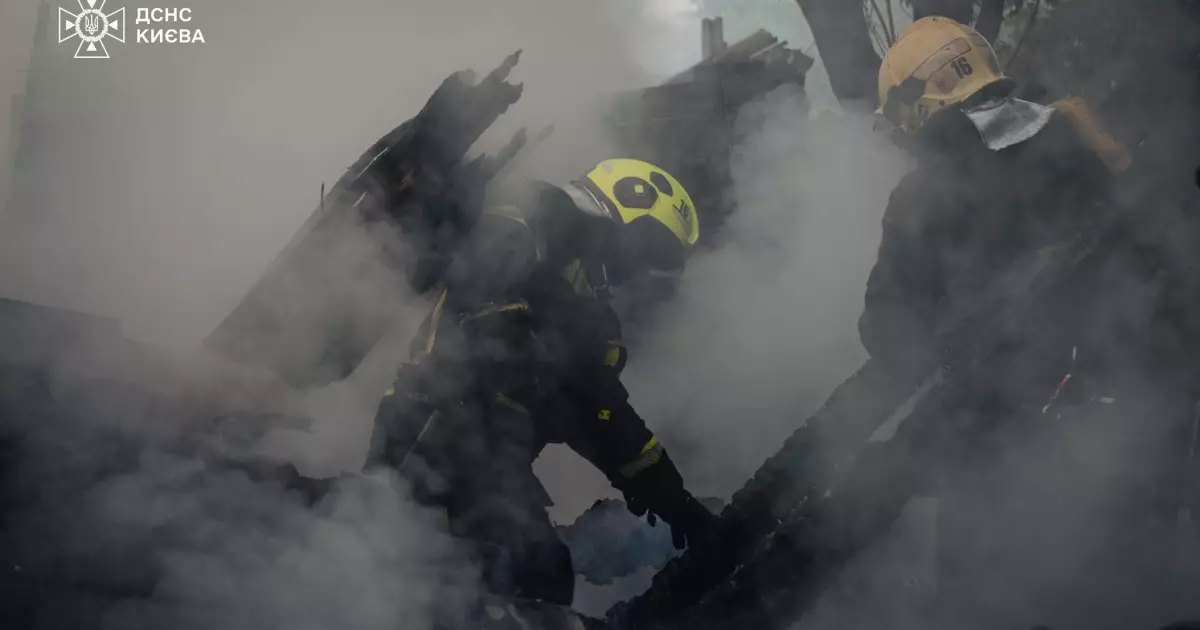 Пожежа в Києві: вогонь охопив будинок, рятувальники запобігли вибуху