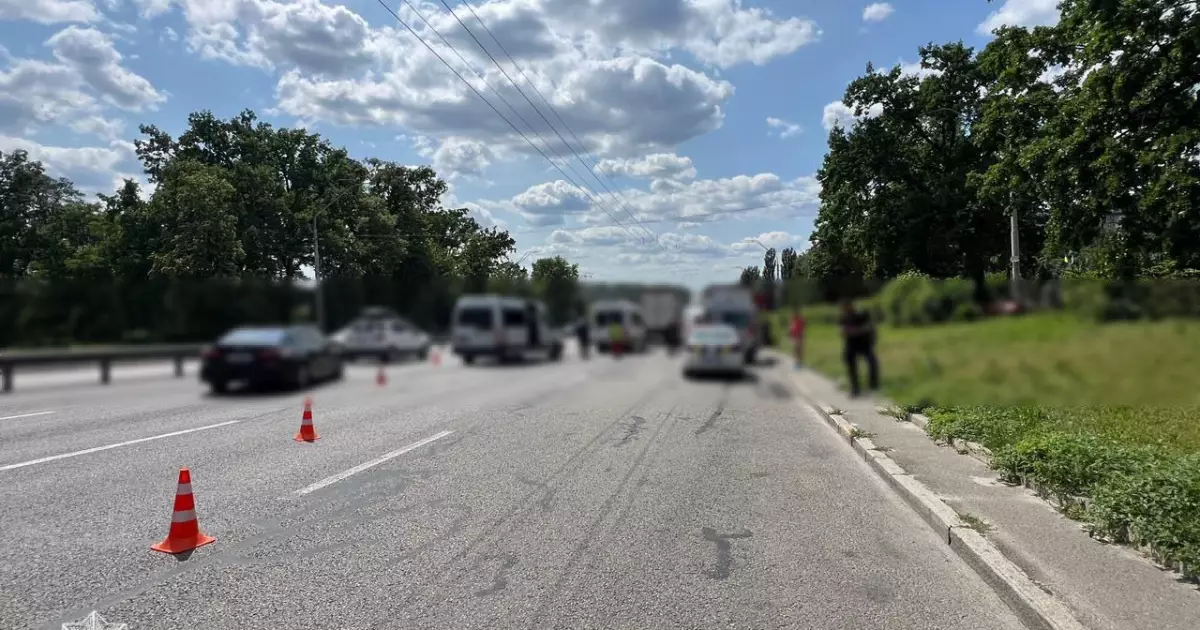 Четверо дітей постраждали у ДТП з бусами та вантажівкою в Києві