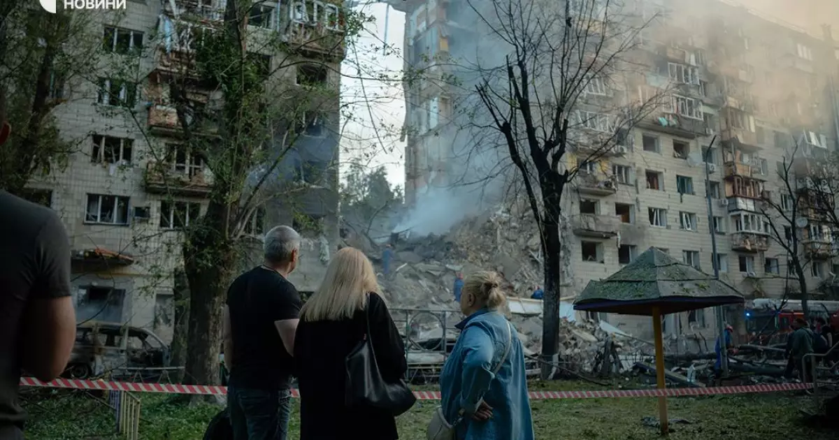 Багато постраждалих, 14 загиблих і повністю знищений будинок: що відомо про нічну масовану атаку рф на Київ