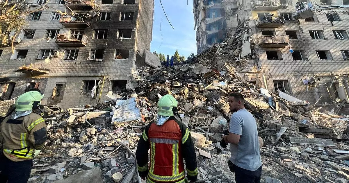 У Києві внаслідок удару рф по Солом’янському району зруйновано дві багатоповерхівки