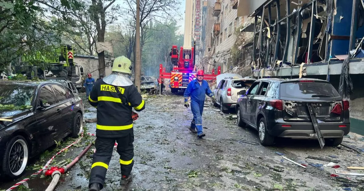 У Києві після нічної атаки рф перекрито кілька вулиць, зупинено трамваї №15 і №22 та змінено маршрути автобусів