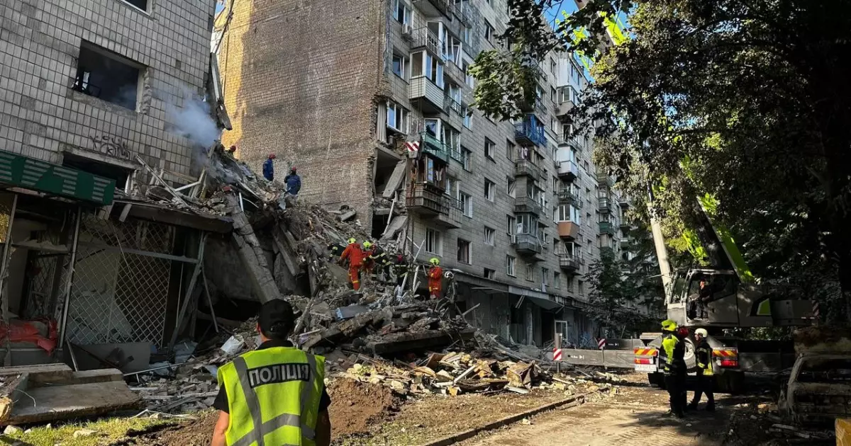 Жах у Києві: майже 100 поранених, розбір завалів триває