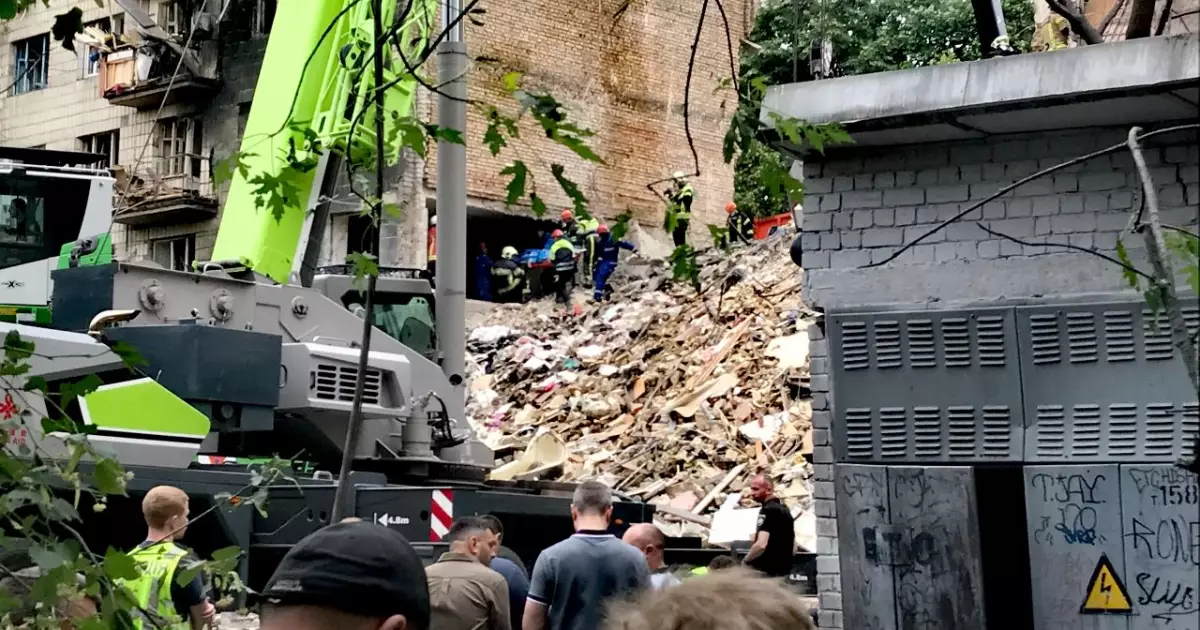 Ракета Х-101 влучила в дев’ятиповерхівку в Києві: з-під завалів врятували двох людей