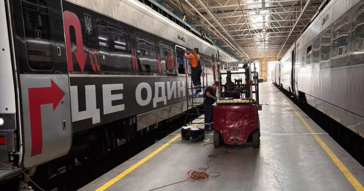 Обстріл не зупинив Інтерсіті+: потяг Київ — Перемишль вирушив попри пошкодження