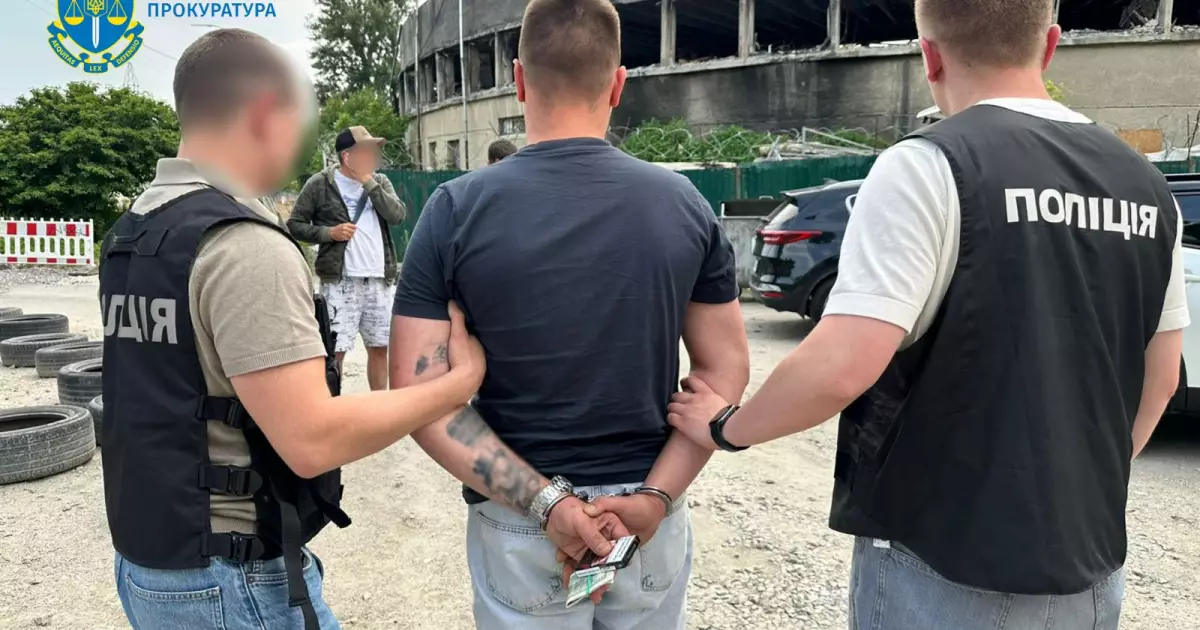 У Києві затримали чоловіка, який вимагав $2000 за зняття з розшуку
