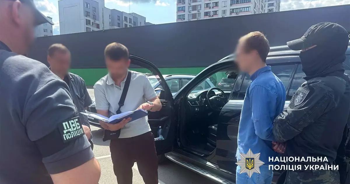 Обіцяв працевлаштування на посади з «бронею» : оперативники ДВБ Нацполіції затримали зловмисника з Київщини