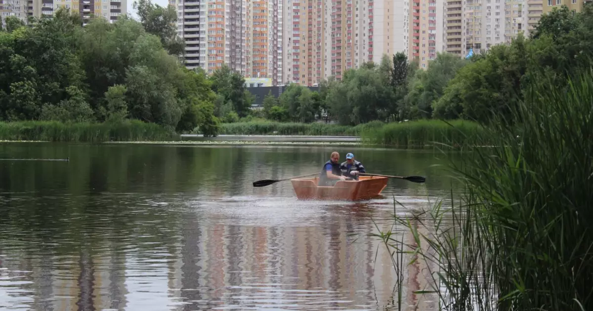 Київські озера почали очищувати за допомогою біоактиватора «Авелайф»