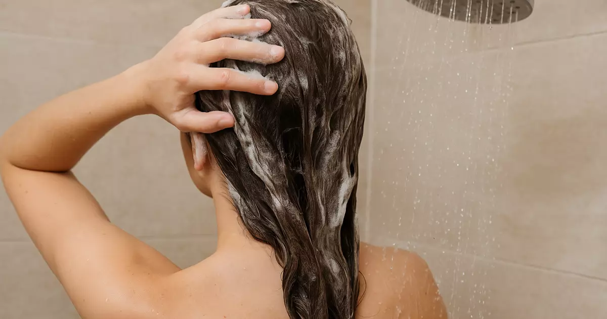 Чому не можна мити голову гарячою водою: важливі поради для здоров'я волосся
