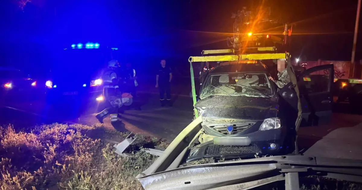 Нічна аварія в Києві: на Оболоні авто врізалося у відбійник