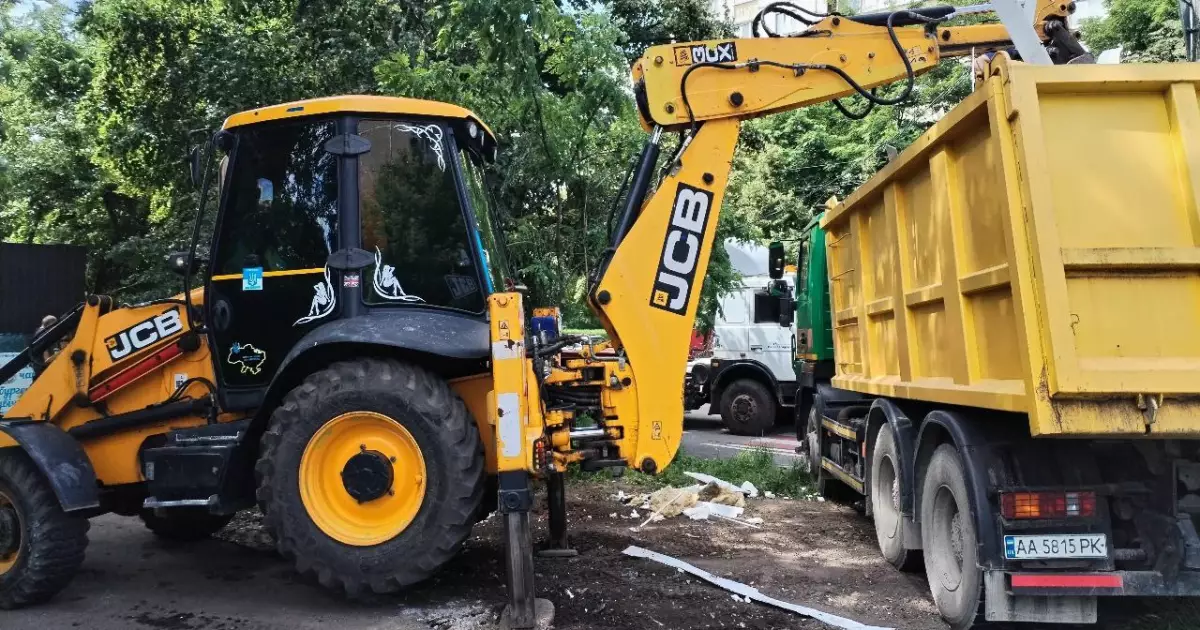 Демонтаж МАФів біля метро "Житомирська": простір, порядок і нові зміни