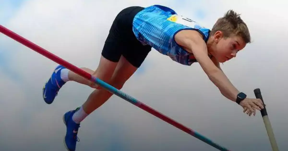Юний чемпіон із Києва: 12-річний Матвій Строгалєв встановив світовий рекорд у стрибках з жердиною