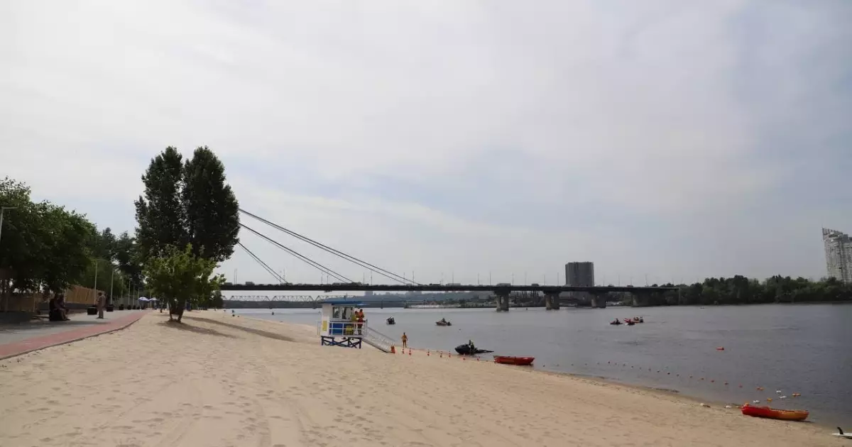Де безпечно купатися в Києві: список пляжів з чистою та забрудненою водою