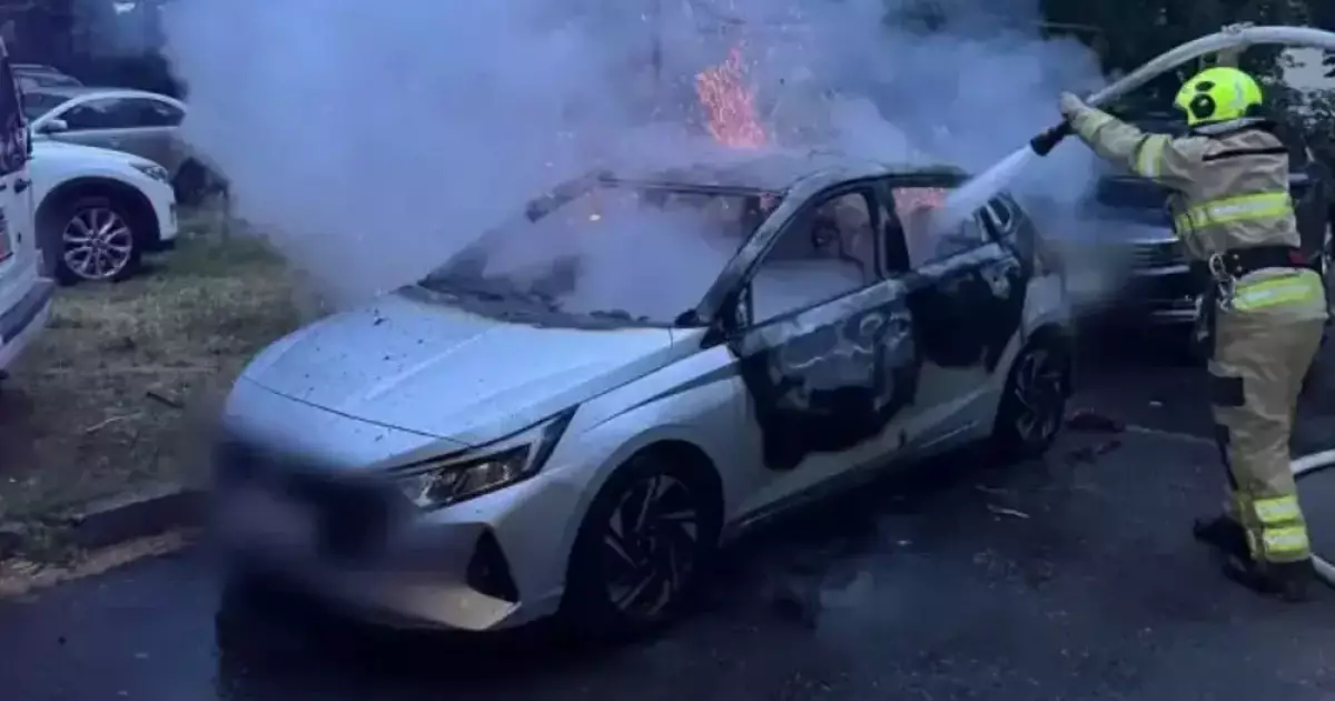 Авто загорілося у дворі багатоповерхівки в Києві