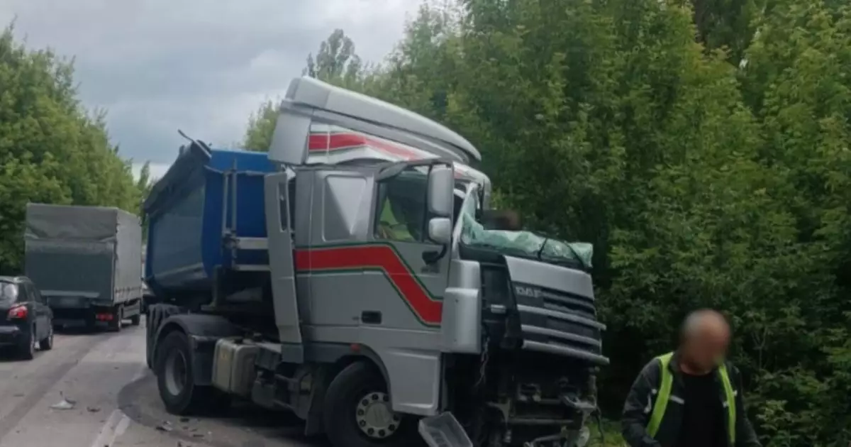 ДТП на Обухівщині: вантажівка зіткнулася з легковиком, є постраждалий