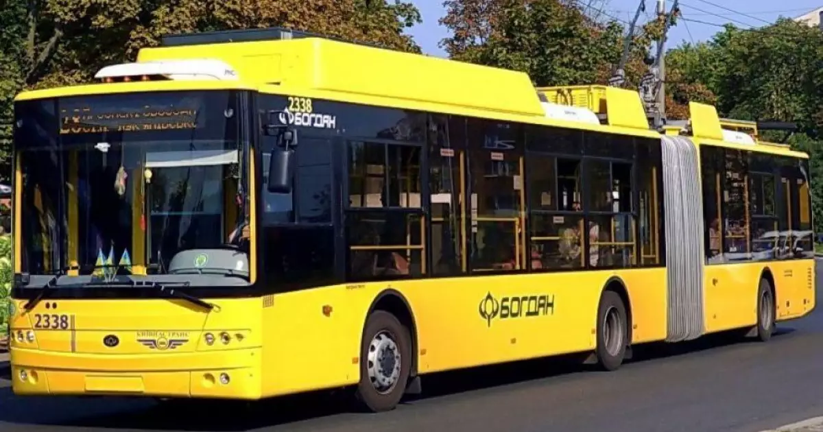 У Києві повернули транспорт після атаки: де вже їздять автобуси і тролейбуси