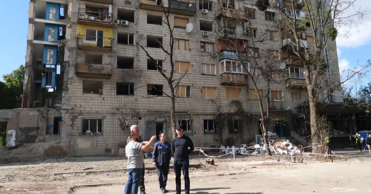 Перевірка стану зруйнованих обстрілом будинків у Солом’янському районі