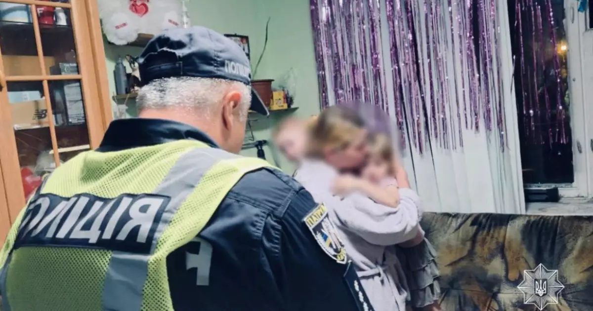Двоє малюків зачинились у квартирі: як їх урятували в Києві?