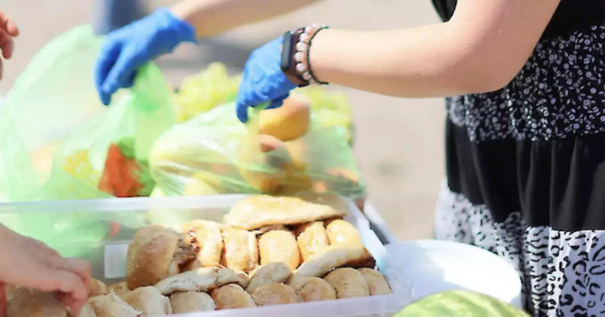 Продуктові набори для ВПО з Донеччини в Києві: хто і коли отримає допомогу!