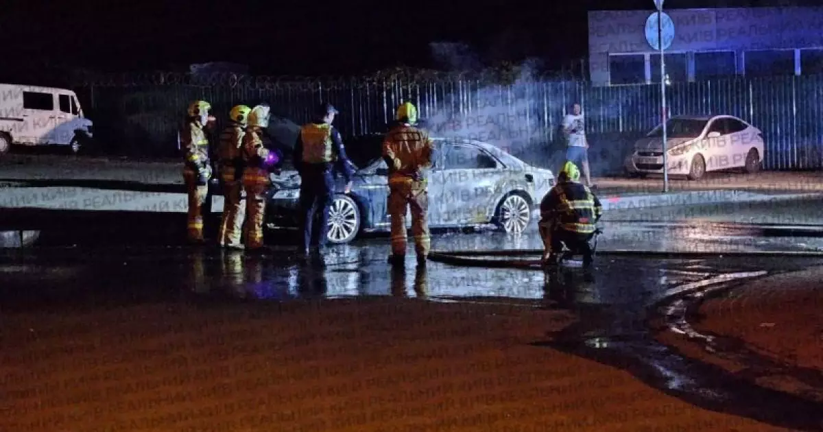 У Києві вночі підірвали автомобіль: подробиці інциденту