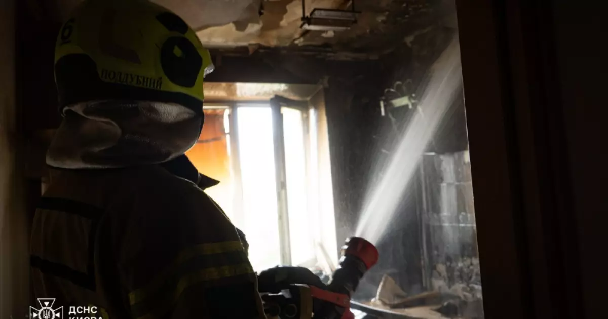 Пожежа у квартирі на Дегтярівській: рятувальники ліквідували загоряння