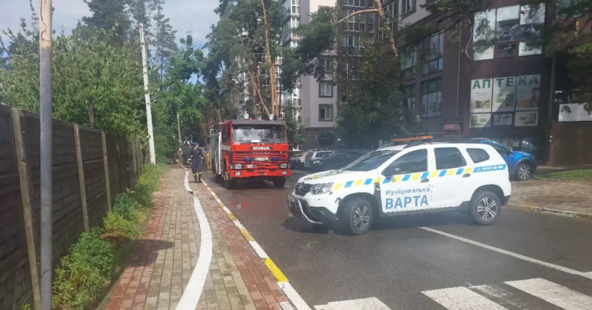Злива затопила вулиці Ірпеня: добровольці рятували місто від води