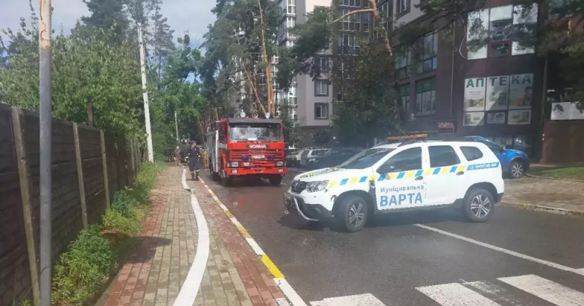 Злива затопила Ірпінь: добровольці рятують місто від води