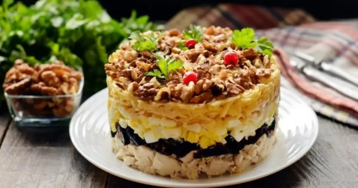 Салат з куркою, чорносливом і яблуком: ніжність у кожному шарі