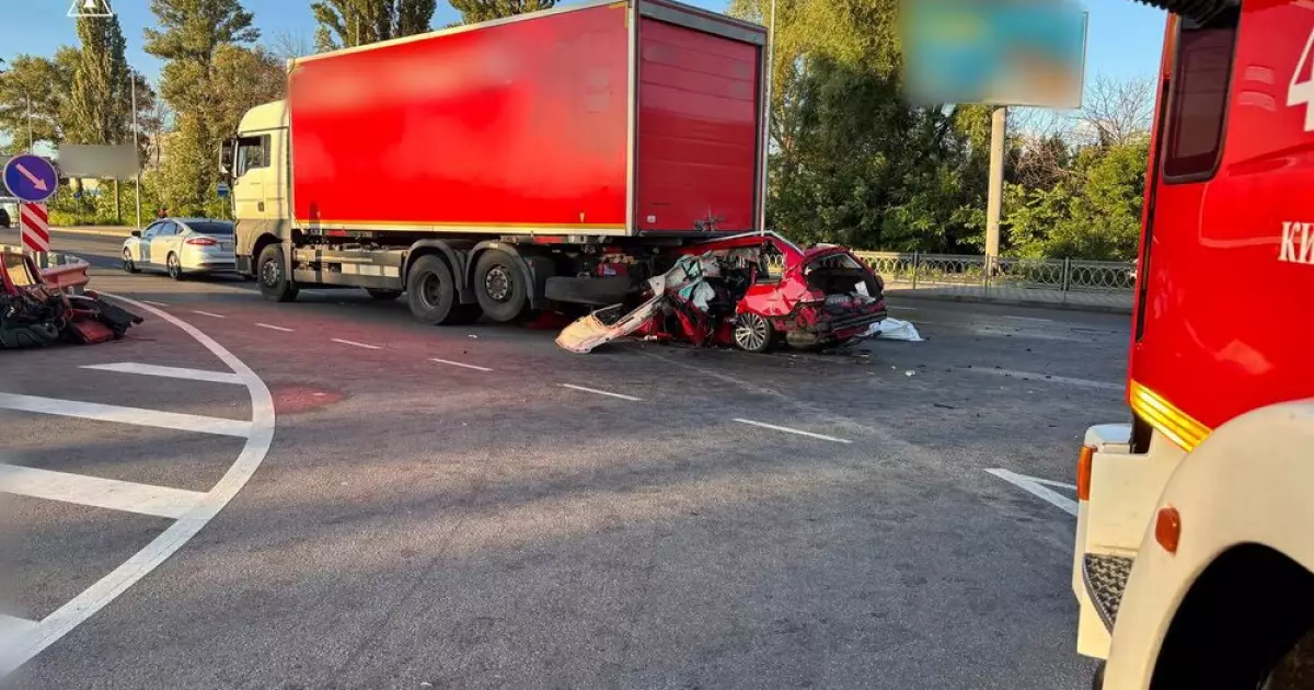Жахлива ніч на Кільцевій: водій Volkswagen загинув у ДТП з вантажівкою