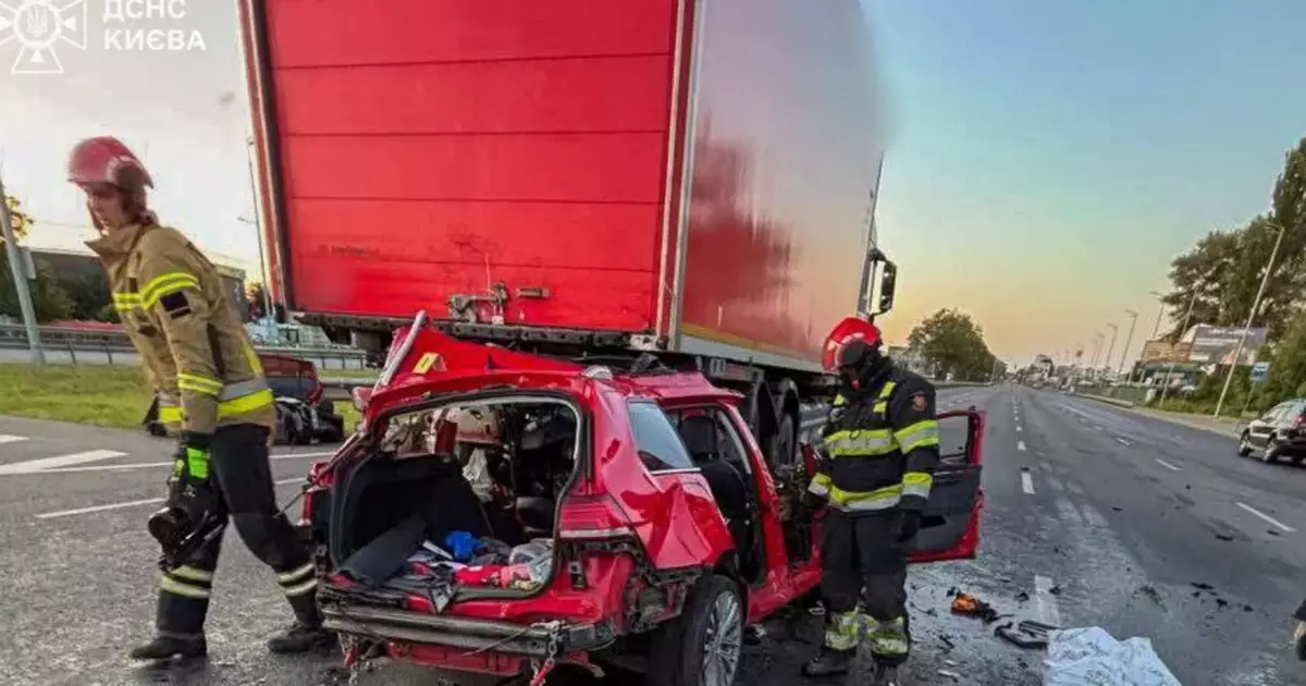 Смертельна ДТП на Кільцевій у Києві: Volkswagen зіштовхнувся з вантажівкою