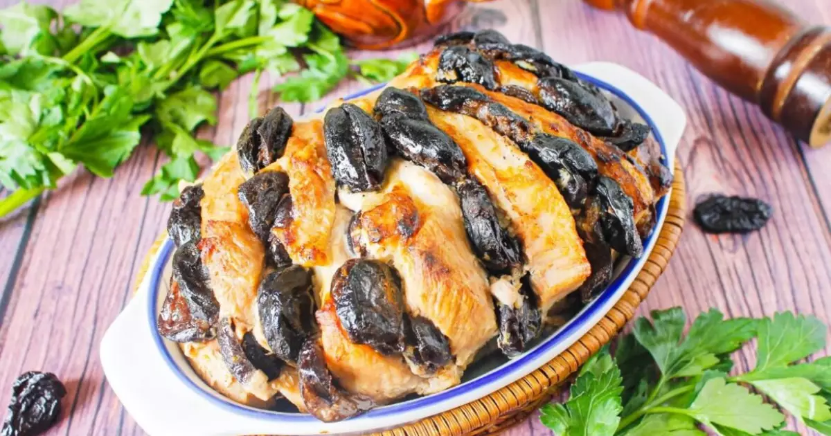 Як смачно запекти м’ясо з чорносливом: перевірений рецепт для особливих моментів
