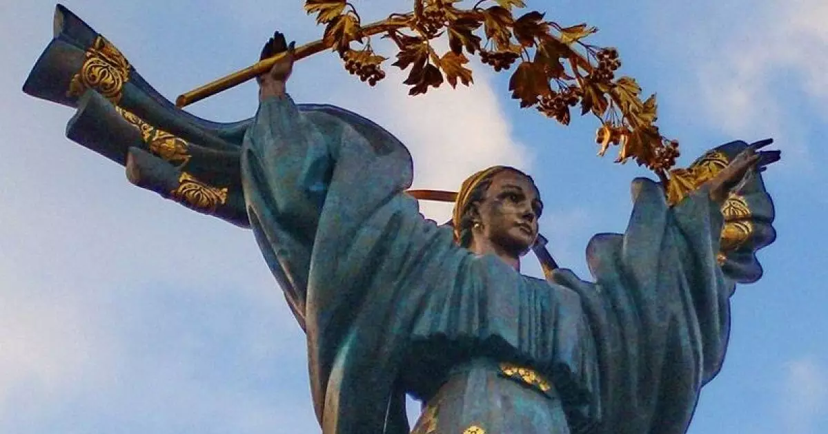 Незаконне будівництво на фасаді історичної будівлі: Київ відповідає рішуче