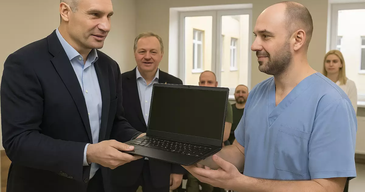 Кличко передав 65 ноутбуків київському реабілітаційному центру