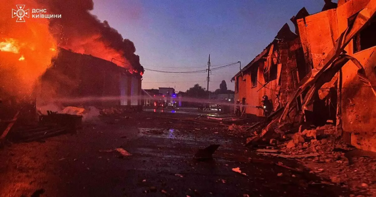 Дрони вдарили по Київщині: троє постраждалих, знищено будівлі та авто