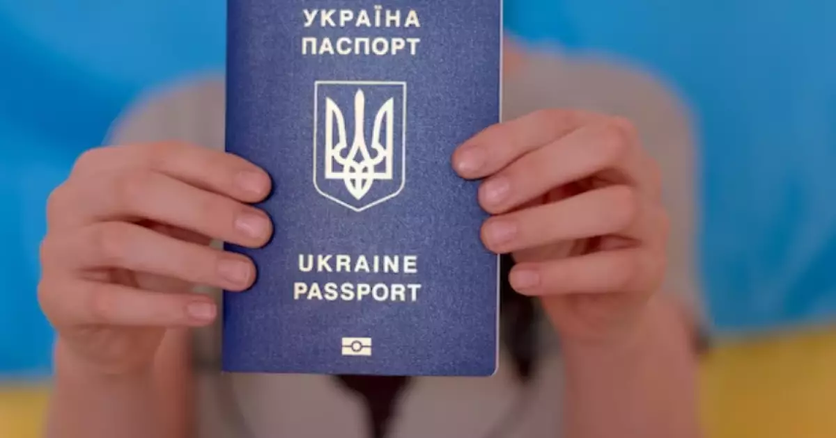 Паспорт-книжечка: міняти чи ні? Юристи дали чітку відповідь!