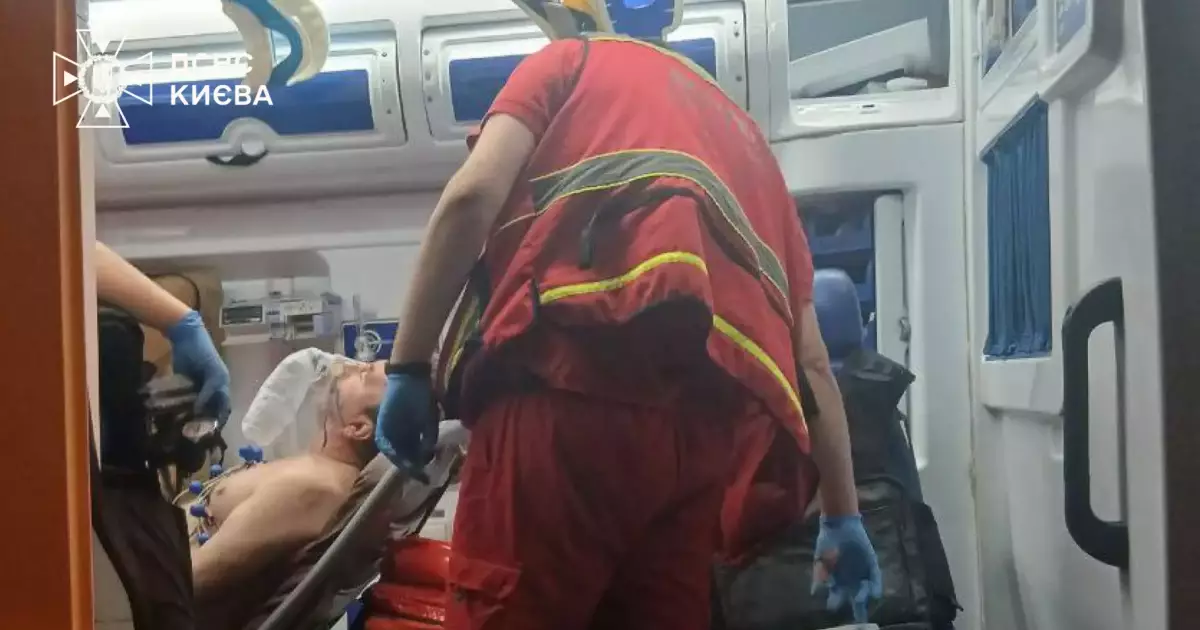 Рятувальники врятували чоловіка з пожежі у Києві: всі деталі