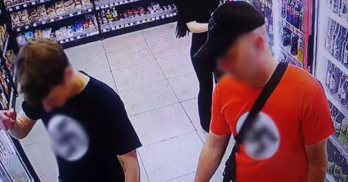 Свастика в центрі Києва: затримали двох іноземців із нацистською символікою