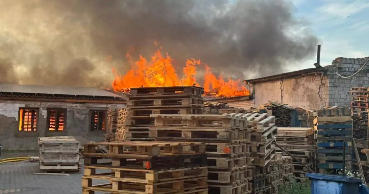 Обстріл Київщини: у Требухові горіло підприємство