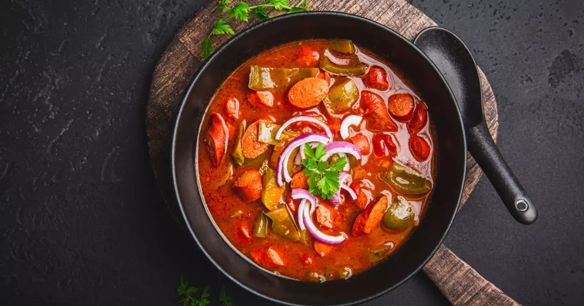 Цей рецепт солянки з ковбасою затьмарить будь-який борщ!