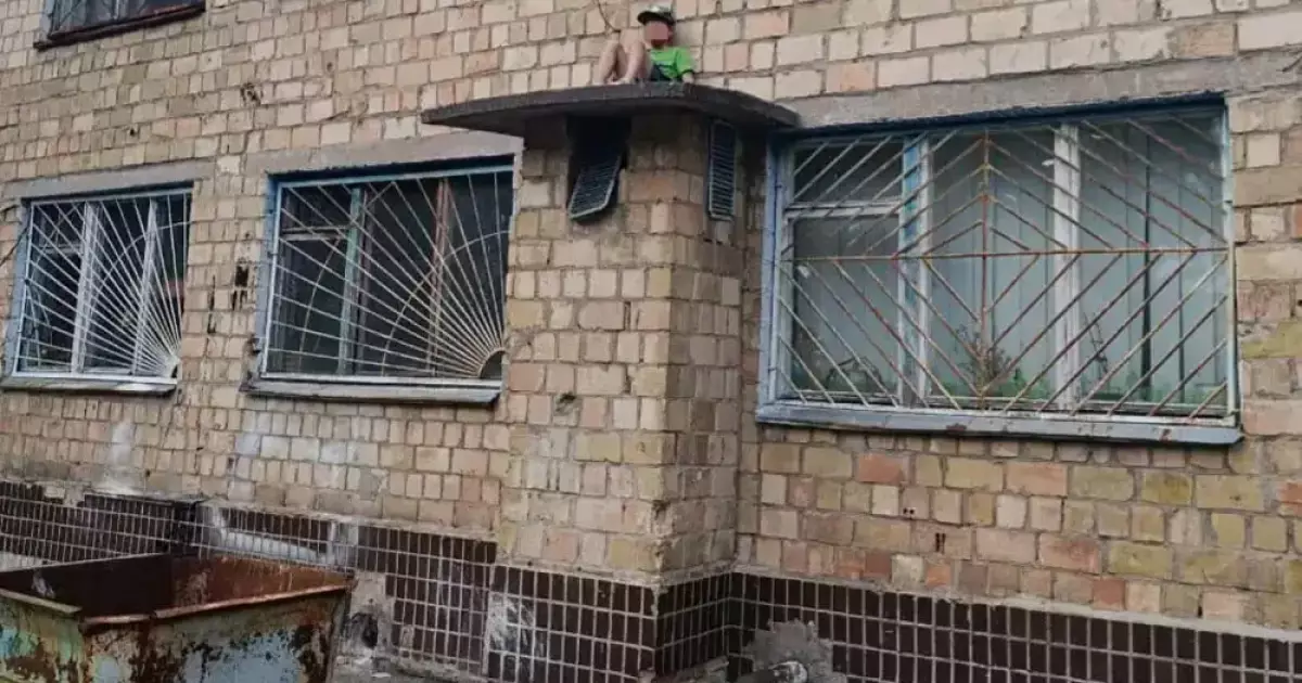 Хлопчик застряг на даху в Києві – рятувальники прибули миттєво!