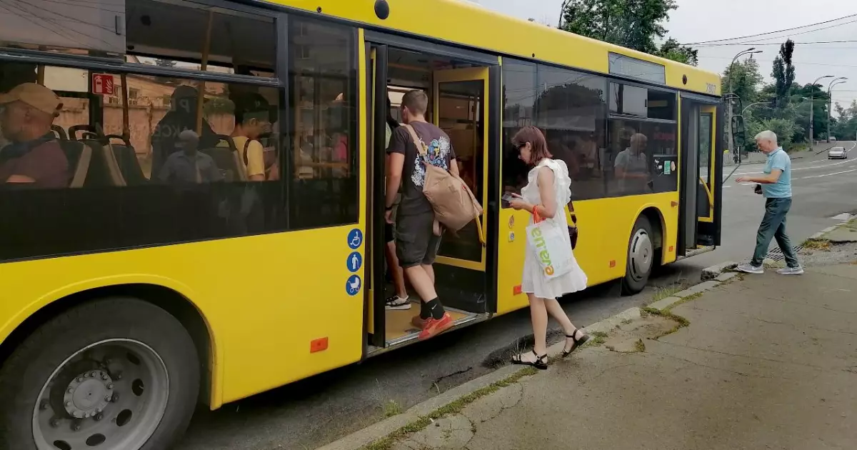Київ без звичних маршрутів: куди зникнуть автобуси вже на вихідних?