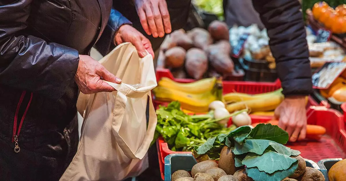 Спека диктує правила: У Києві обмежили продаж продуктів на ярмарках після полудня