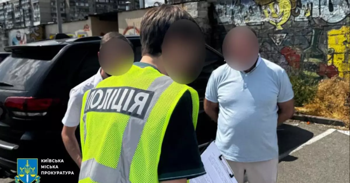 У Києві викрили розтрату понад 500 тисяч гривень на асфальті: затримано начальника ШЕУ Деснянського району