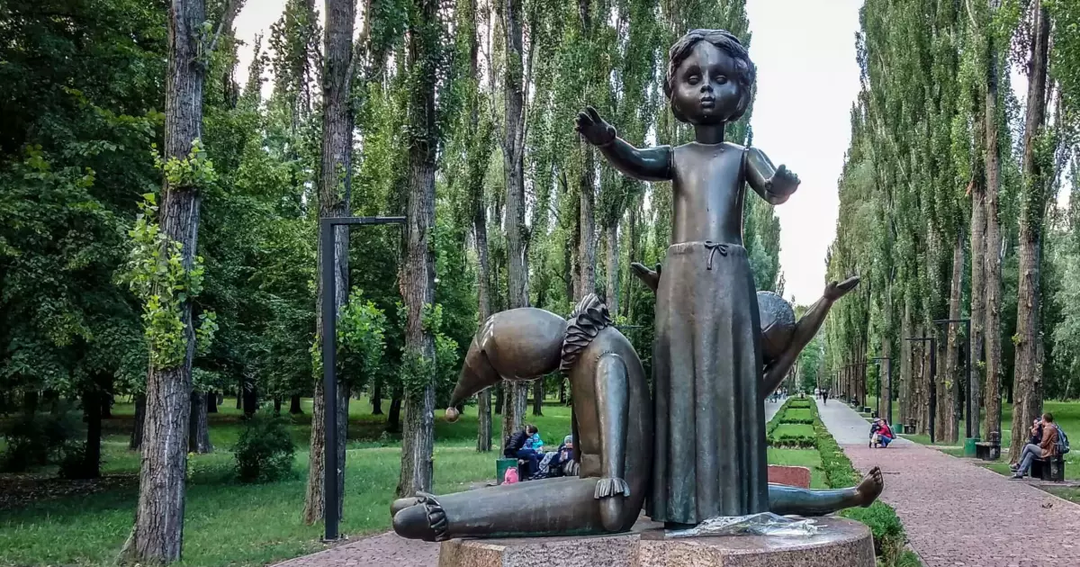 Щоб пам’ятали завжди: Меморіальний центр «Бабин Яр» передає 10 000 книжок про Голокост бібліотекам України