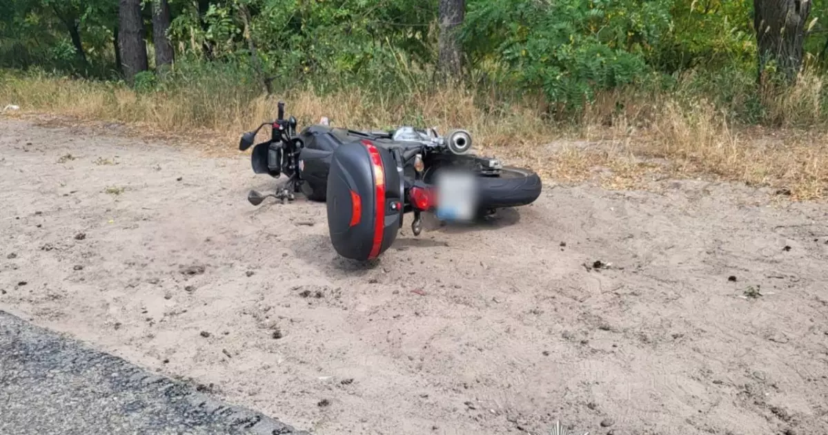 Автомобіль проти мотоцикла: у ДТП під Києвом постраждали люди