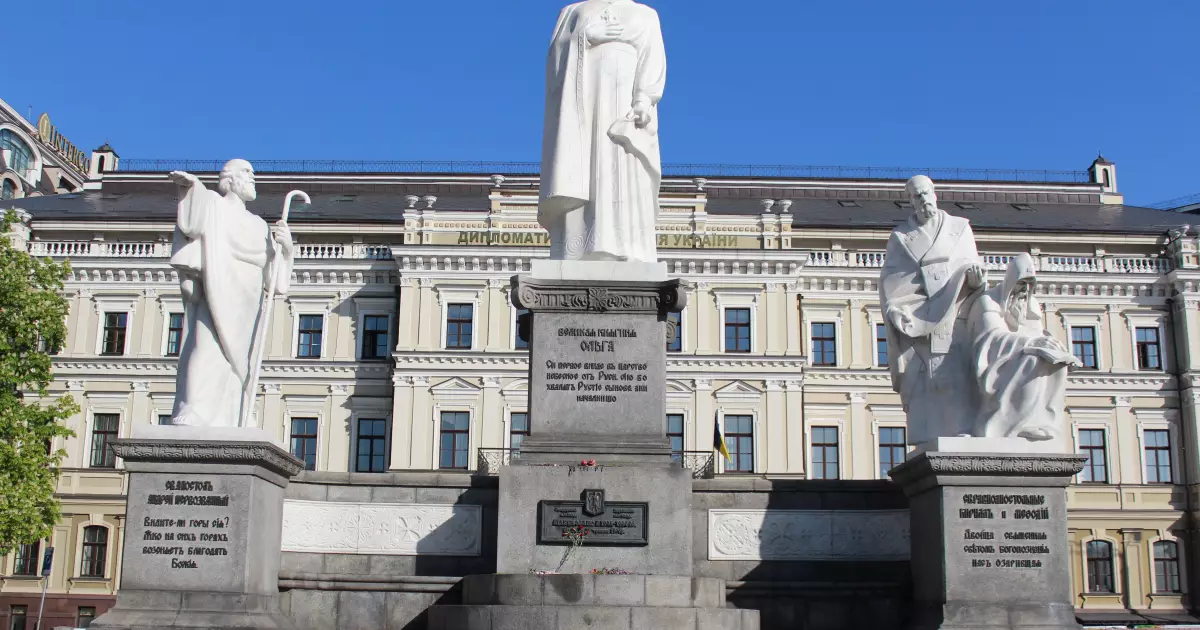 Княгиня Ольга та її духовні супутники: що варто знати про пам’ятник на Михайлівській