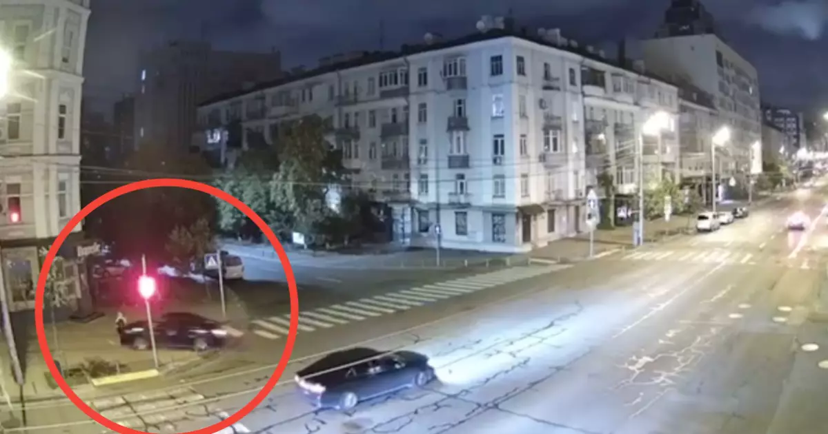 Працівник прокуратури збив жінку в Києві та втік: його затримали перехожі