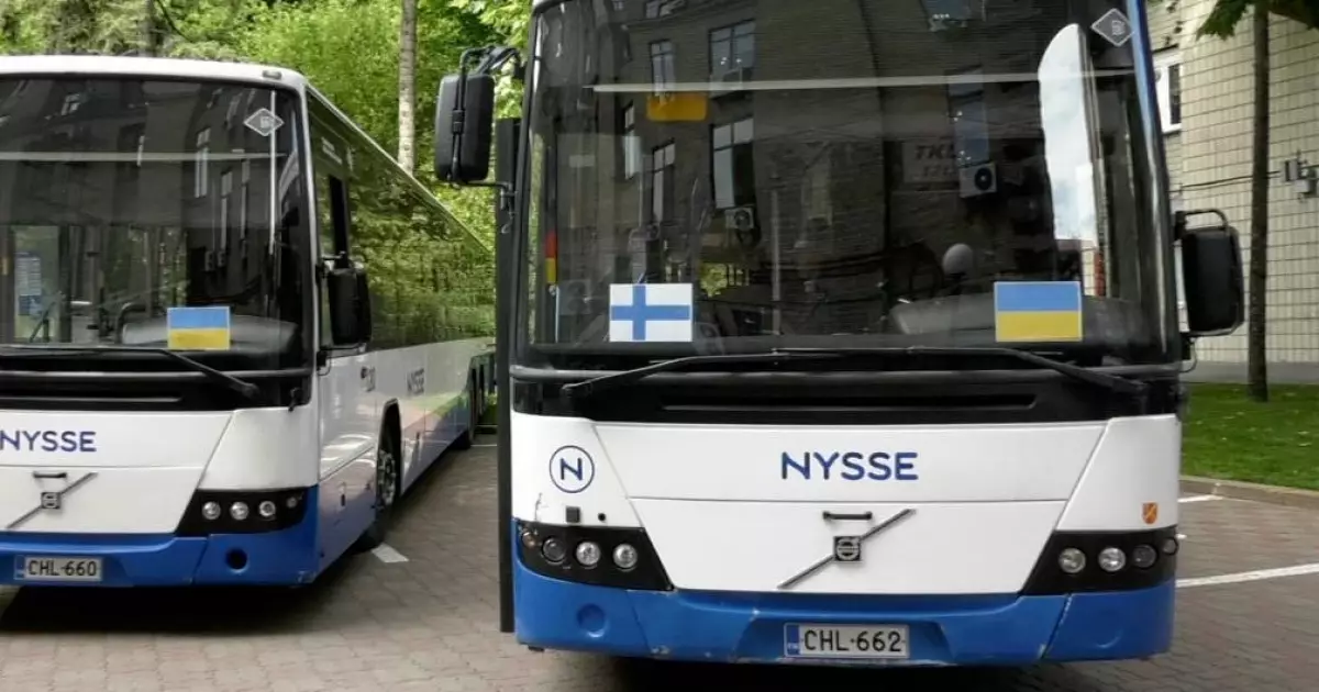 Друзі в біді не зраджують: Тампере передав Києву автобуси для гуманітарних місій
