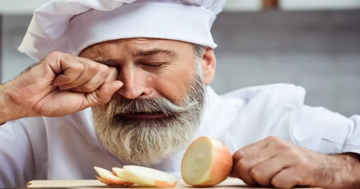 Як нарізати цибулю без сліз: перевірені поради кухарів