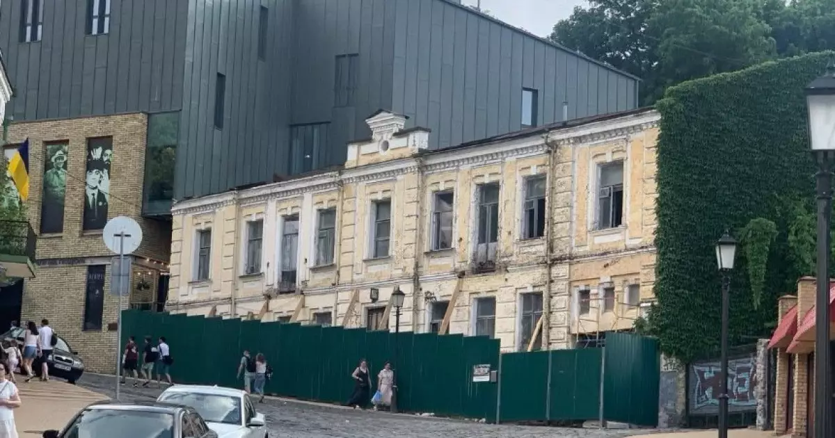 Реставрація чи демонтаж? На Андріївському Узвозі розібрали частину пам’ятки архітектури